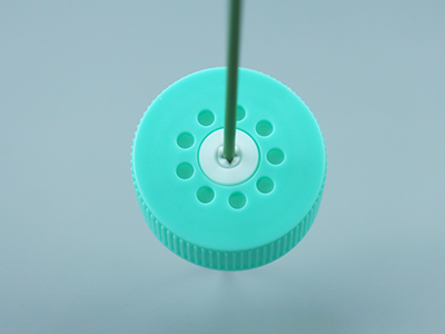 管蓋穿刺口帶十字形切口設計，可反復閉合，無需開蓋取樣、加液，降低污染風險